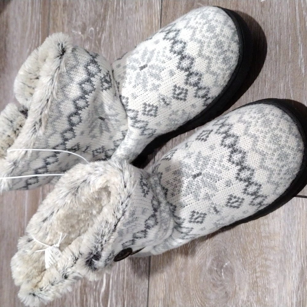 DearFoams white and gray fabric slipper boots. Size 9 - 10. NWT